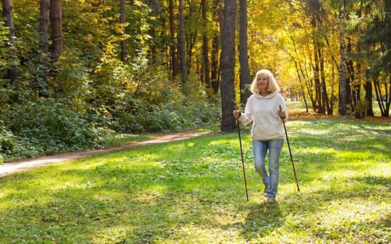 78 metų vyras vaikšto daugiau