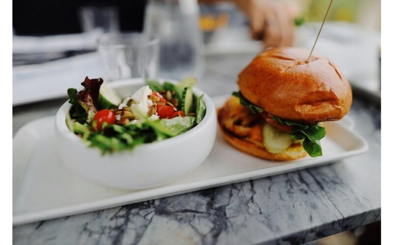 mėsainis gali pranokti salotas