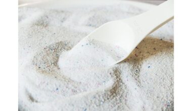 Įpilkite skalbinių ploviklio į tualetą