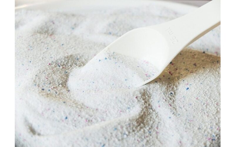 Įpilkite skalbinių ploviklio į tualetą