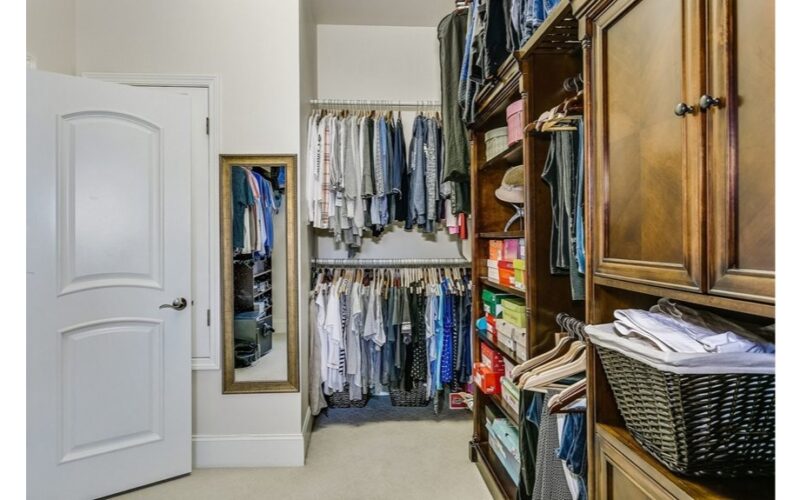 spinta kvepėjo pelėsa