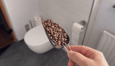 nešantis kavą į vonios kambarį