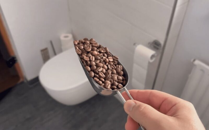 nešantis kavą į vonios kambarį