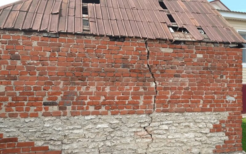 įtrūkusi namo siena remontas daryk pats