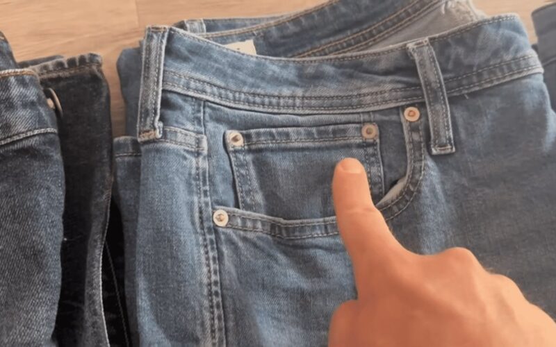 nedėkite monetų į kišenę