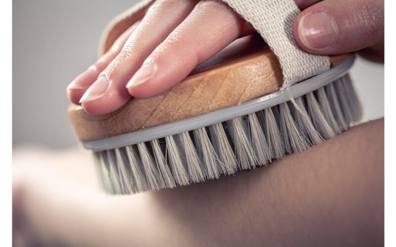 sausas šepetėlio masažas keturis kartus per savaitę