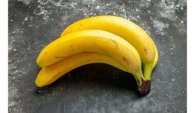 valgant bananus su įtrūkusia odele