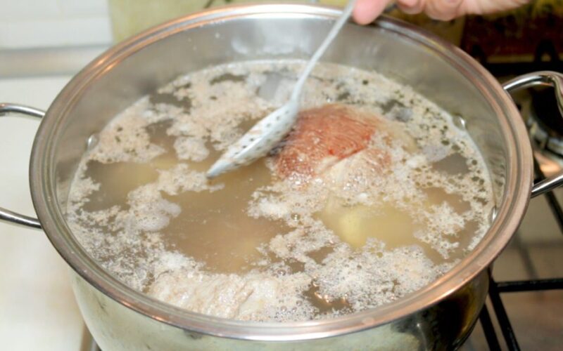 pienasputis sultinys nuo verdančios mėsos