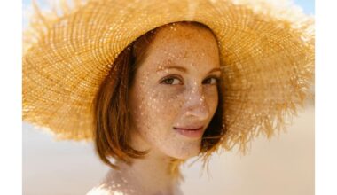 nubarstytos saulės bučinių palytėtos skruostai