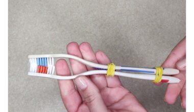 močiutė pagauta deginanti dantų šepetėlį