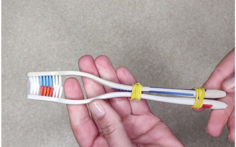 močiutė pagauta deginanti dantų šepetėlį