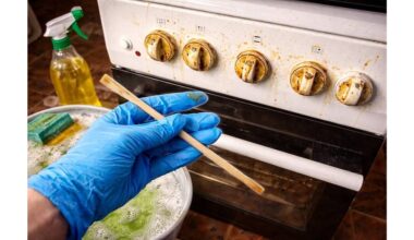 Riebalais užpildytos viryklės rankenos įtrūkimai