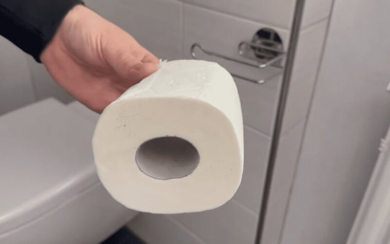 aš maišau tualetinio popieriaus ritinėlius