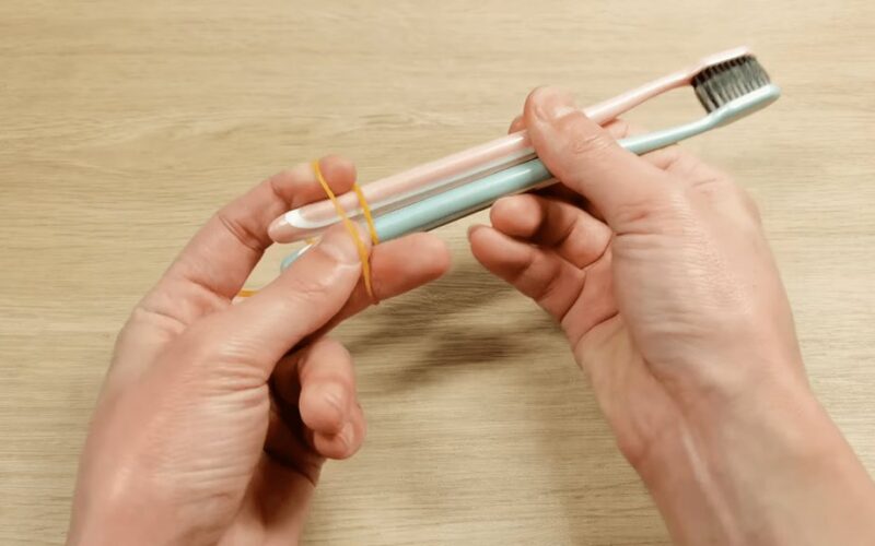 Aš surišau dvi dantų šepetėles