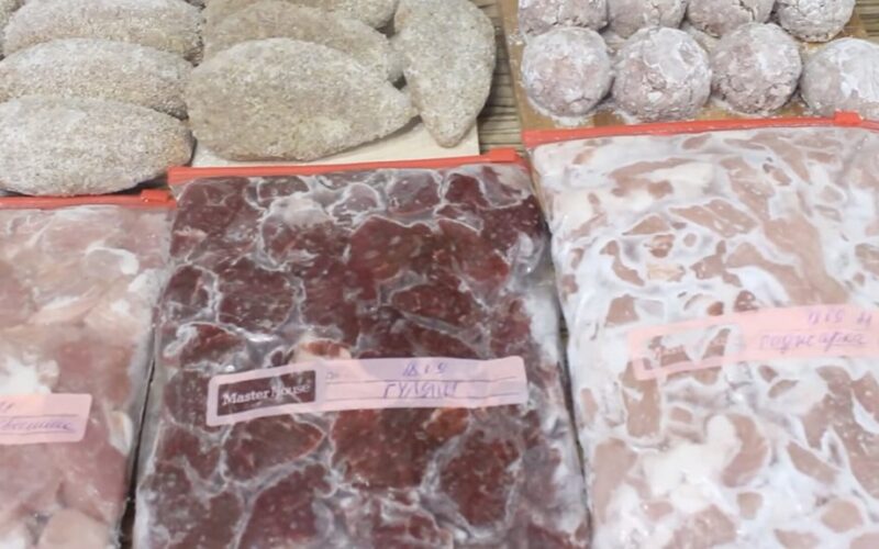 laiko mėsą gabalais maišeliuose