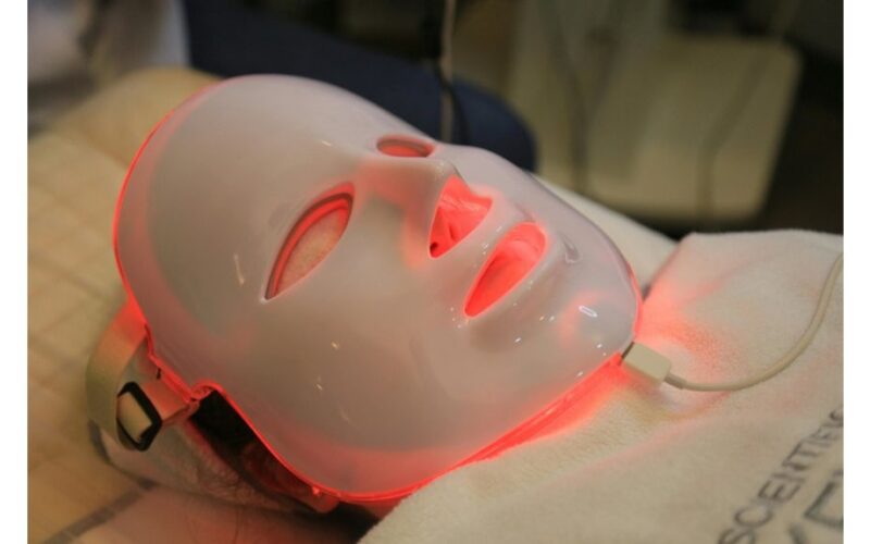 LED veido kaukių mada vs terapija