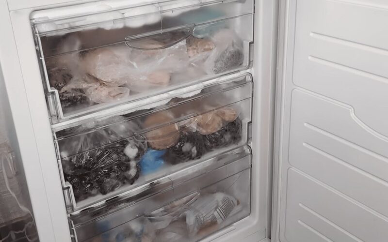 vyras atitirpina šaldiklį greičiau