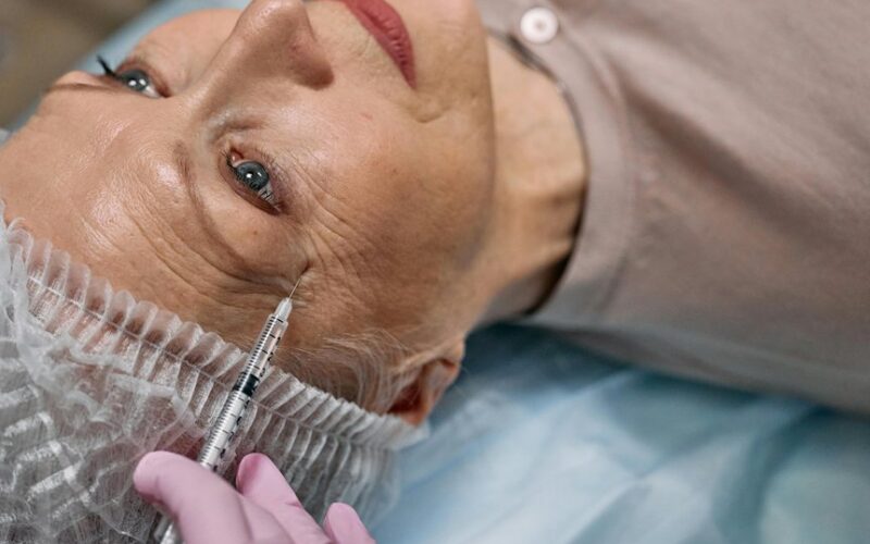 natūralus kaktos raukšlių lyginimas namuose