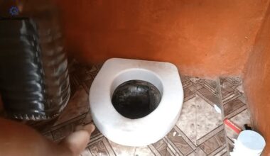 kaimynas pasamdė kanalizacijos automobilį