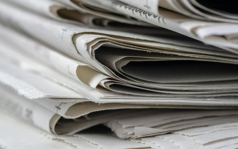 laikraštis sugeria šaldytuvo kvapus