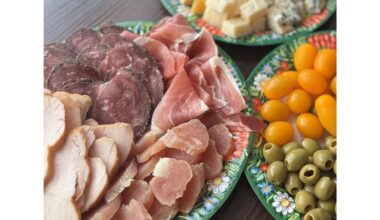 visiškai vienodai riestos dešros riekelės