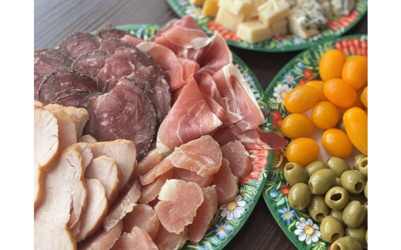 visiškai vienodai riestos dešros riekelės