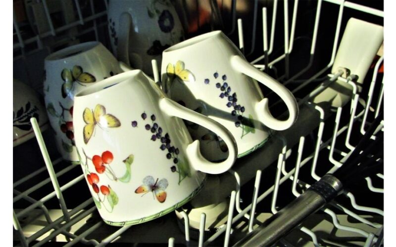 indų prausimas prieš dedant į indaplovę sumažina jos efektyvumą