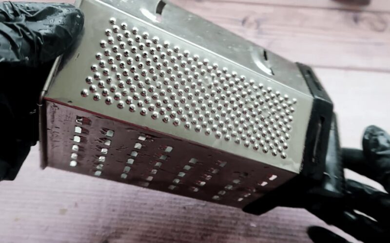 aštrina peilius, kad būtų galima iškart pjaustyti