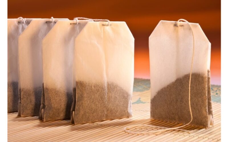 sesuo nuleido tualetą arbatos maišelį