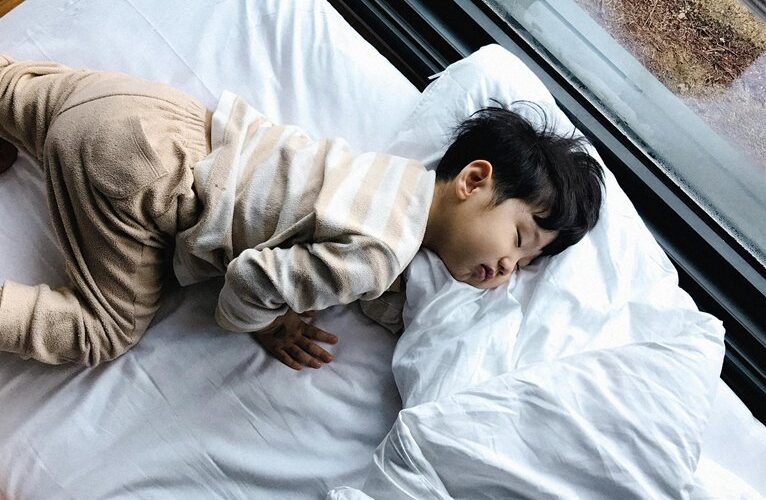 miegoti atidarytu langu