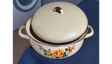 sovietinė stalo įranga juodu kraštu