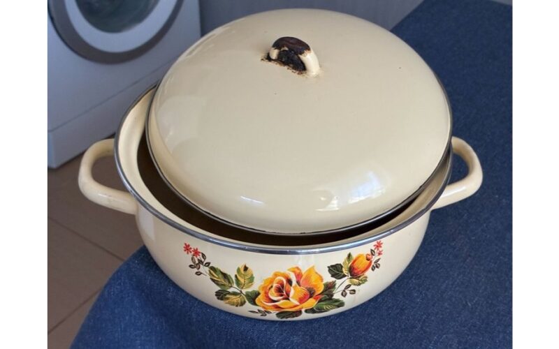 sovietinė stalo įranga juodu kraštu