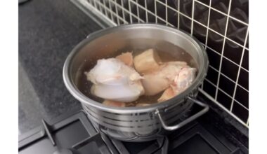 šaukštas nugriebia putas gurkšnojant