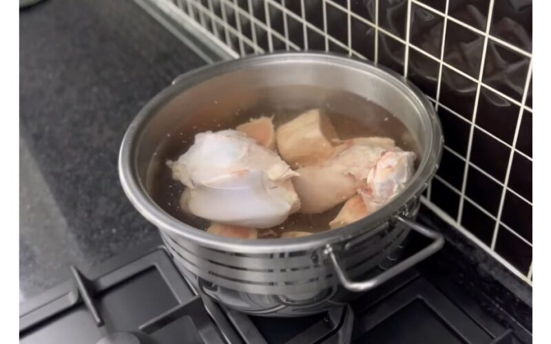 šaukštas nugriebia putas gurkšnojant