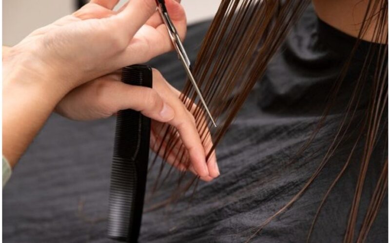 trys ženklai, kad plaukus reikia pakirpti