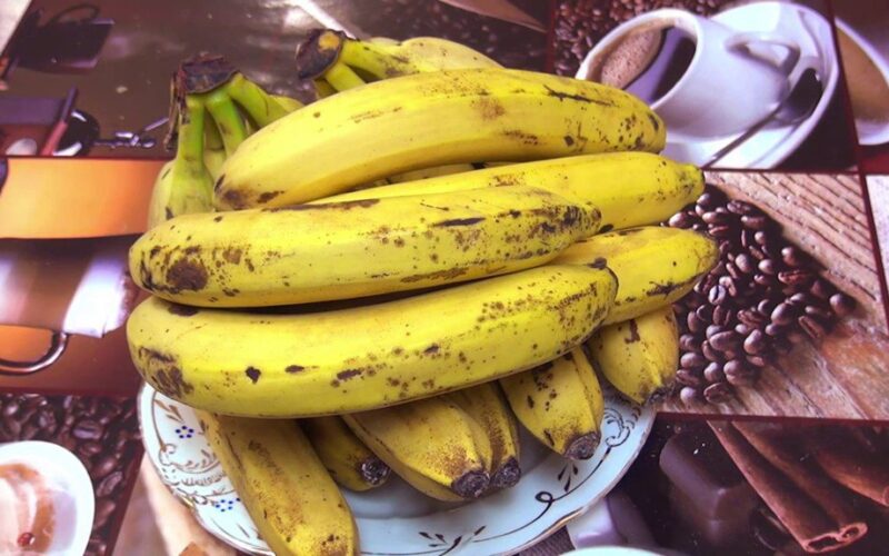 paverskite banano žieveles auksu