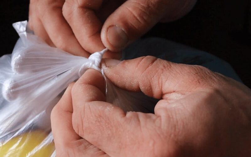 susukti maišelio rankenėlės greitai atsiriša