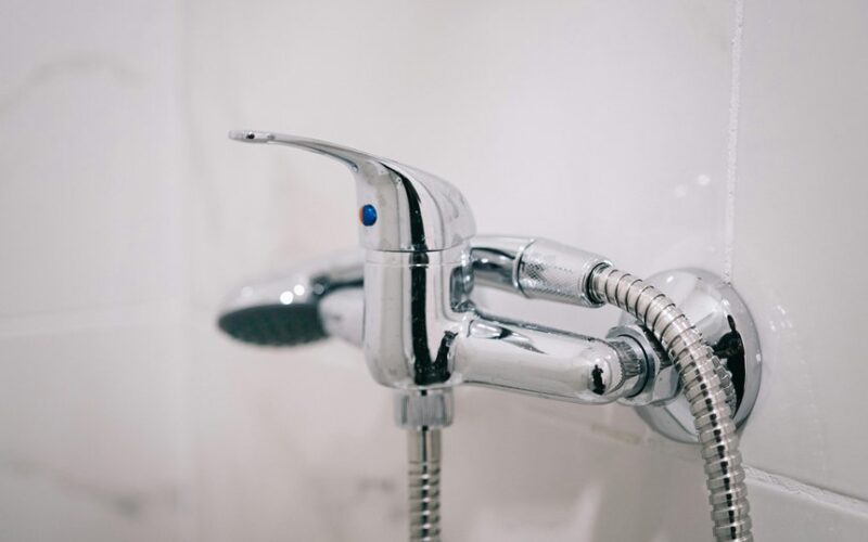 praustuvės ir vonios be dušo