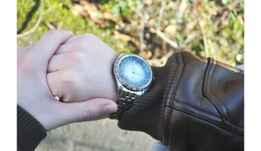 nešiojant mechaninį laikrodį ant dešinės rankos