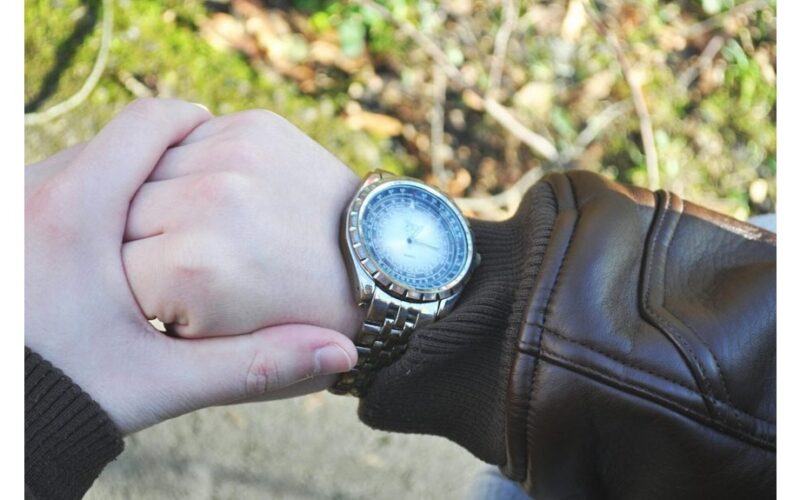nešiojant mechaninį laikrodį ant dešinės rankos