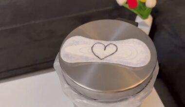 laikraštis paslepia virtuvės kvapą