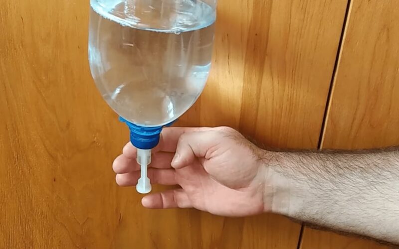 plastikinis butelis paverstas kriaukle