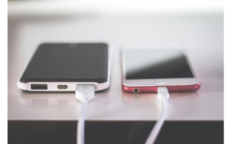 išmaniojo telefono įkrovimo naudojimo debatai