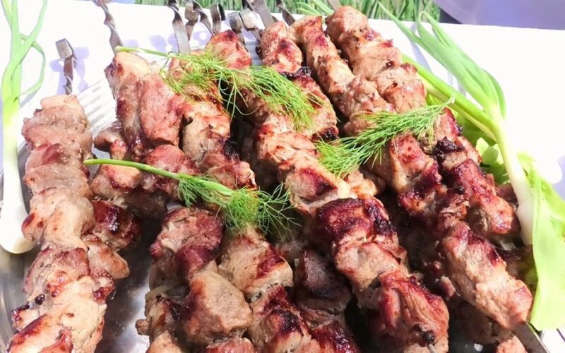 rinkitės iš anksto marinuotus prekybos centro kebabus