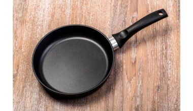 nuvalykite pridegusį riebalą plastikiniu maišeliu