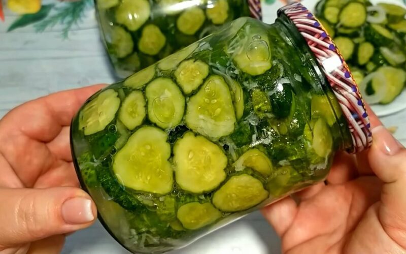 traškus rytinis agurko stiklainis suvalgytas