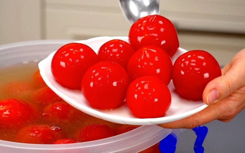 močiutės marinuoti pomidorai iš keturių ingredientų