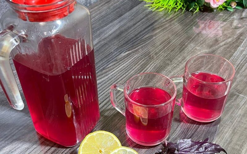 gaivinantis bazilikų limonadas per dešimt