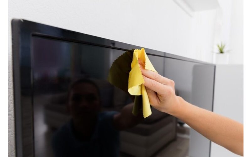 saugus televizoriaus ekrano valymas