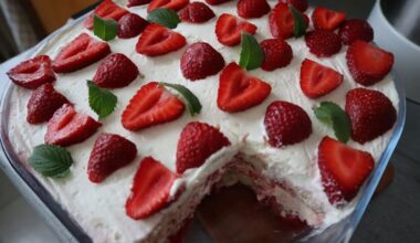 braškių vasaros tiramisu skanėstas